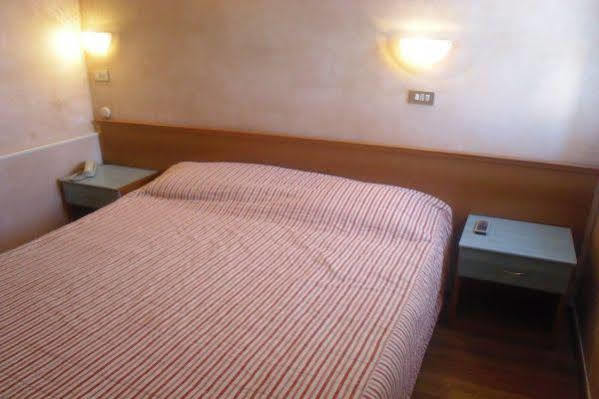 Hotel Britannia Rimini Marina Centro Zewnętrze zdjęcie